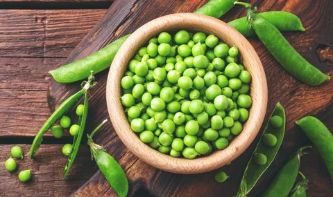 There are many benefits of eating peas, but in these problems, its consumption can cause harm.